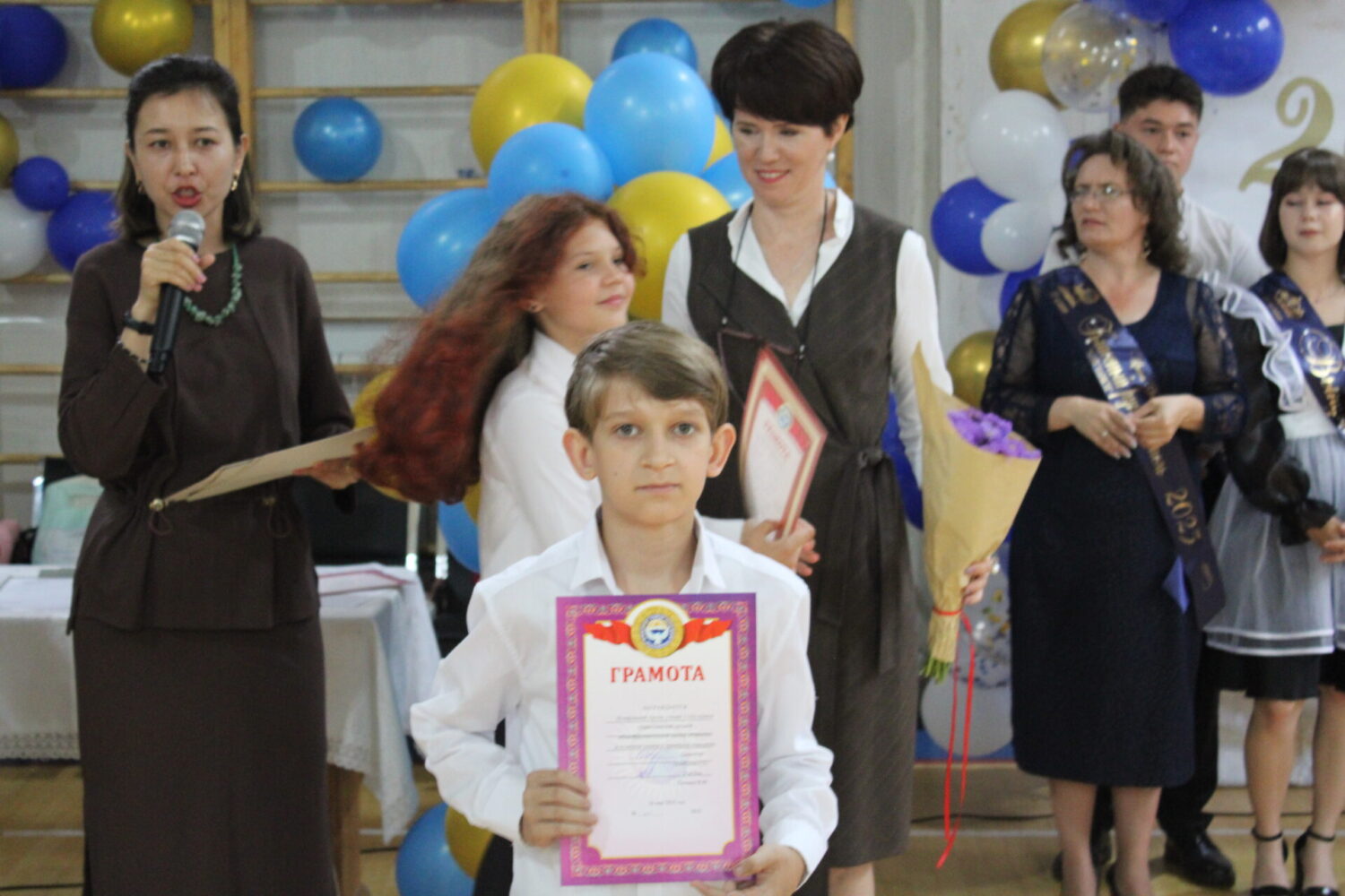 🎉 Последний звонок, экзамены и вручение аттестатов в Христианской СОШ «Наристе» 🎓📚