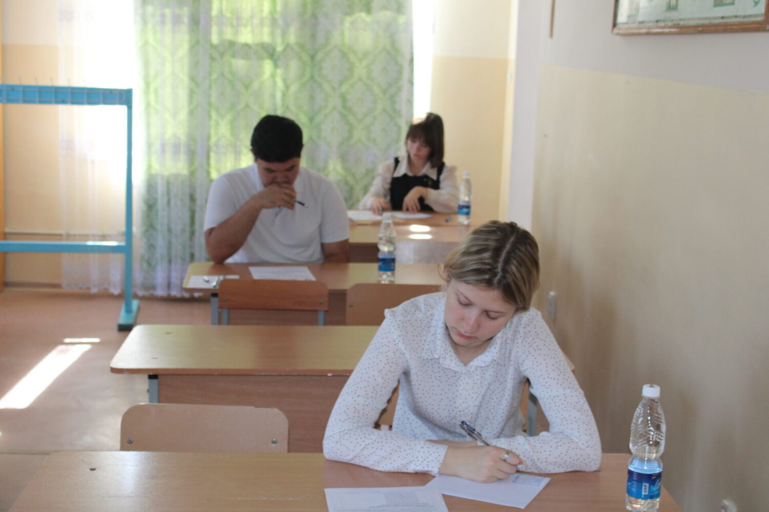 🎉 Последний звонок, экзамены и вручение аттестатов в Христианской СОШ «Наристе» 🎓📚